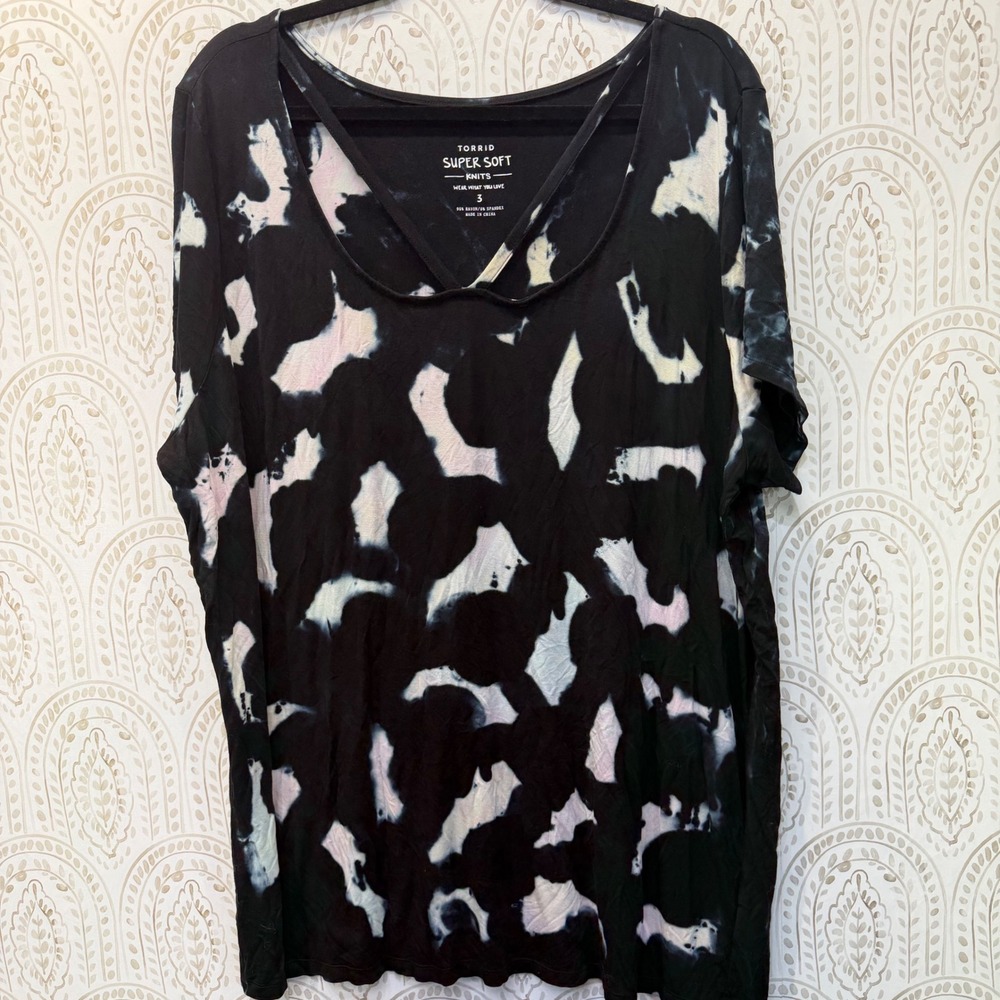 Torrid Top Womens 3 Black Tie Dye Super Soft Crisscross V-Neck Short Sleeve Tee